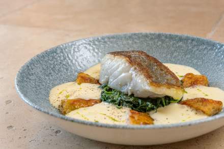 Skrei au sautoir avec gnocchis maison poêlés et épinards vue du dessus dans assiette ronde, Bistrot 270