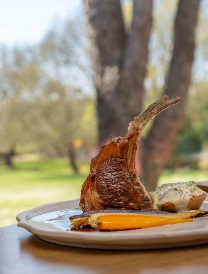 Carré d'agneau d'Ardèche, carottes rôties — Menu 270. Carré d'agneau d'Ardèche rôti doucement avec côte dressée et carottes rôties en lumière naturelle, Bistrot 270