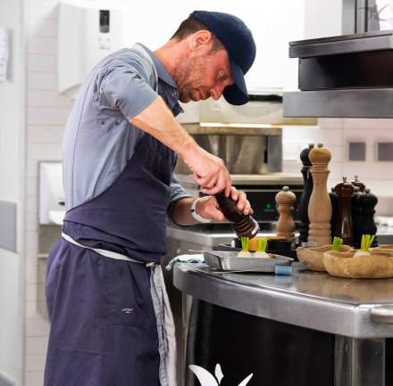 Chef Johan Thyriot dans la cuisine du restaurant gastronomique du Domaine du Colombier