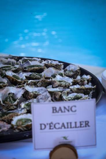 Banc d'écailler installé face à la piscine du Domaine du Colombier