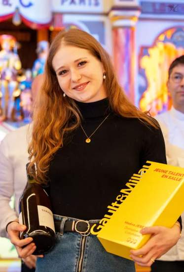 <br />
Maëva Jerez, lauréate dans la catgorie "Jeune talent en salle" oeuvre au Domaine du Colombier à Malataverne dans la Drôme - Gault&Millau
