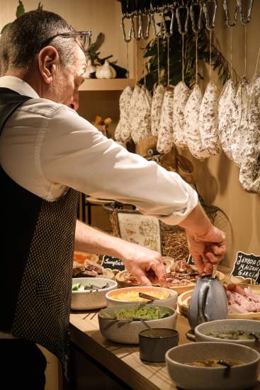 Pascal, responsable du petit-déjeuner au Domaine du Colombier, hôtel 5 étoiles à Malataverne en Drôme Provençale