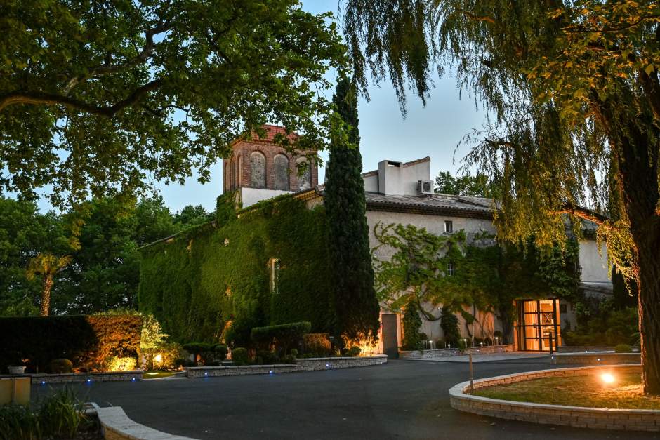 Bâtisse extérieure Domaine du Colombier en soirée