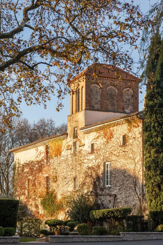Außengebäude Domaine du Colombier Herbstlicht