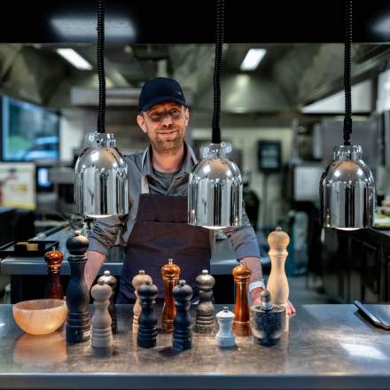 Chef Johan Thyriot dans la cuisine du restaurant gastronomique