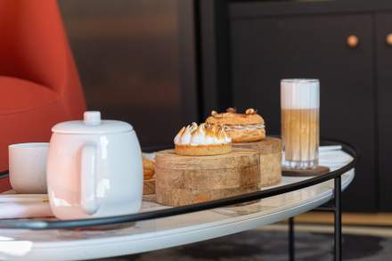 <span><span>Salon de thé du Domaine du Colombier - ambiance sous les voûtes</span></span>