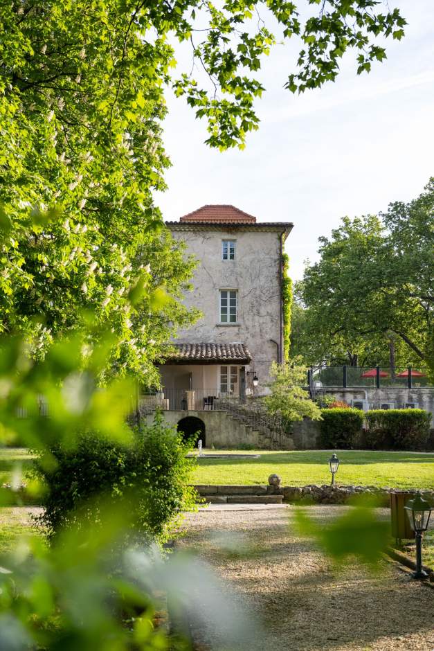 Bâtisse extérieure Domaine du Colombier lumière printanière, parc
