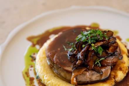 Poitrine de veau confite aux champignons. Menu Bistrot. Poitrine de veau rôtie avec champignons et jus réduit au thym sur polenta crémeuse, vue rapprochée, Bistrot 270