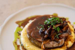 Poitrine de veau confite aux champignons — Menu Bistrot Alt : Poitrine de veau rôtie avec champignons et jus réduit au thym sur polenta crémeuse, vue rapprochée, Bistrot 270