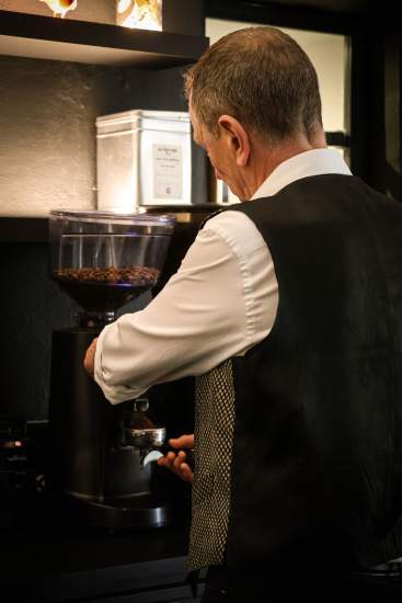 Préparation du café au petit-déjeuner du Domaine du Colombier, hôtel 5 étoiles en Drôme Provençale