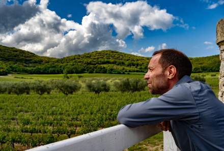 Johan Thyriot dans le potager en permaculture biologique du Domaine du Colombier