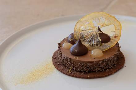 Palet au chocolat noir, fraîcheur de citron — Menu 270 Alt : Palet au chocolat noir avec dômes de mousse et poudre dorée sur sablé, dessert du Menu 270, Bistrot 270